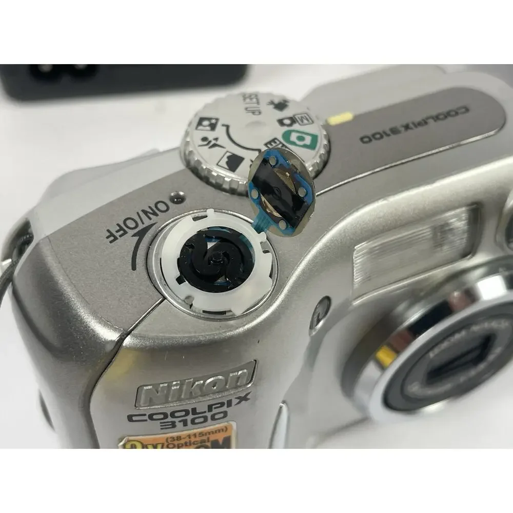 Nikon COOLPIX 2100 2.0MP Digital Camera - Silver Not Working Has Memory Card